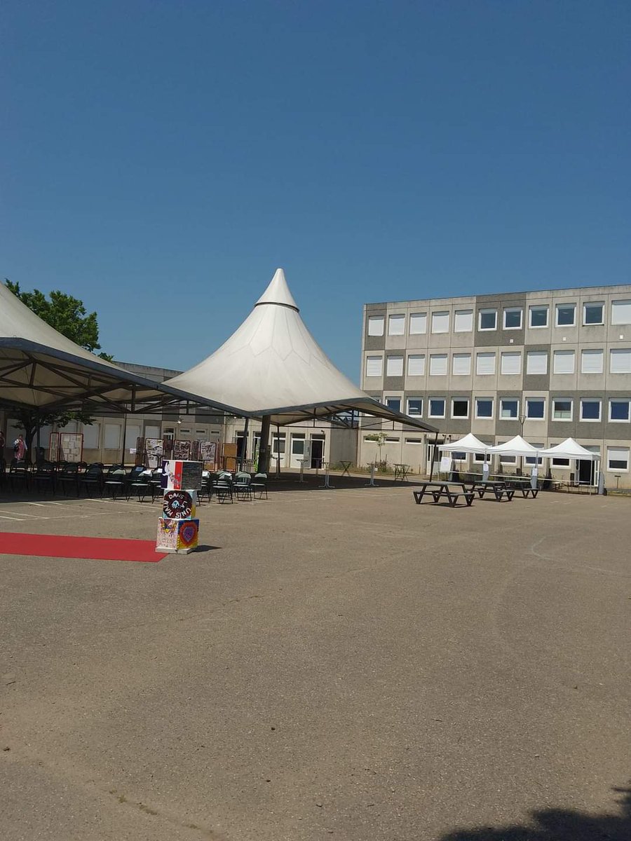 50 ans collège Emile Guillaumin Moulins : un grand merci <a href="/Prefet03/">Préfet de l'Allier</a> , <a href="/DSDEN_03/">DSDEN Allier</a> ,<a href="/Allierdpt/">Allier Département</a> <a href="/Villedemoulins/">Ville de Moulins</a> pour vos soutiens et avoir permis à des générations d'élèves, de personnels, de principaux de se retrouver dans NOTRE collège. Plaisirs et sourires partagés.
<a href="/acclermont/">Académie de Clermont-Ferrand</a>