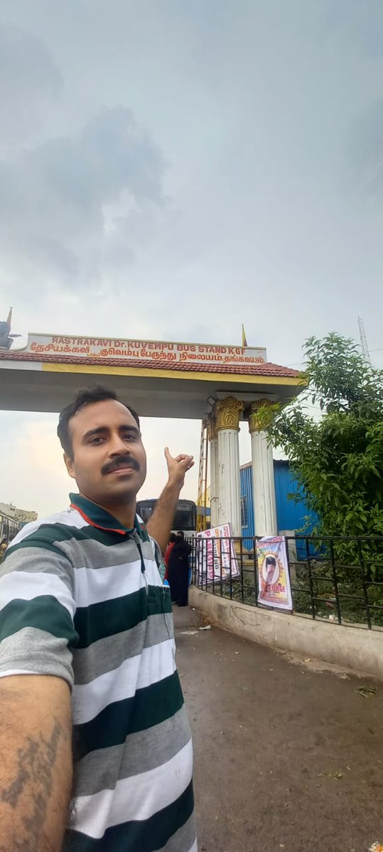 Chinmay69143437's tweet photo. Happy Birthday to the real man behind the #blockbuster #superduper #hit #movie #kgfchapter2 #KGF_ ---"Shri Prashanth Neel" 👏🏽👏🏽👏🏽👏🏽👏🏽😊😊🕉️🕉️🌹🌹🌹💥💥💥💥💥
May God bless you more strength and sources to show hidden truths or secrets of India!🇮🇳🇮🇳🇮🇳
Can't believe! A common man https://t.co/OtAyPITJIp