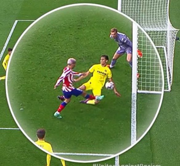 𝐈𝐳𝐪𝐮𝐢𝐞𝐫𝐝𝐚: James empuja a su compañero Modric en el área

𝙋𝙚𝙣𝙖𝙡𝙩𝙞 𝙖 𝙛𝙖𝙫𝙤𝙧 𝙙𝙚𝙡 𝙍. 𝙈𝙖𝙙𝙧𝙞𝙙 ✅

𝐃𝐞𝐫𝐞𝐜𝐡𝐚: El jugador del Villareal impide con la mano el gol de Griezmann 

𝙉𝙤 𝙚𝙨 𝙥𝙚𝙣𝙖𝙡𝙩𝙞 ❌

No es fútbol, es LaLiga