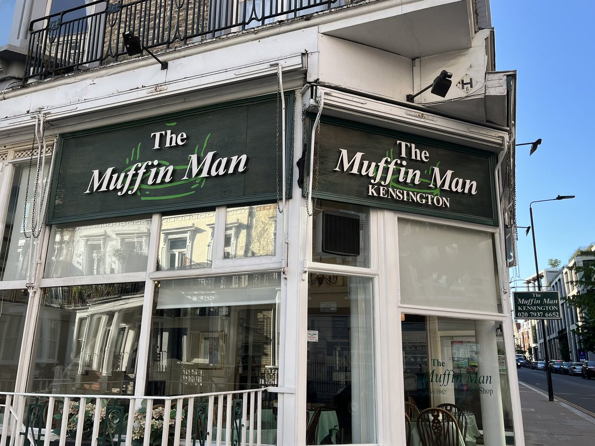 SusiWil23's tweet image. It’s a #glambert thing 🥰😂
#muffinman @adamlambert 
#kensington 🇬🇧