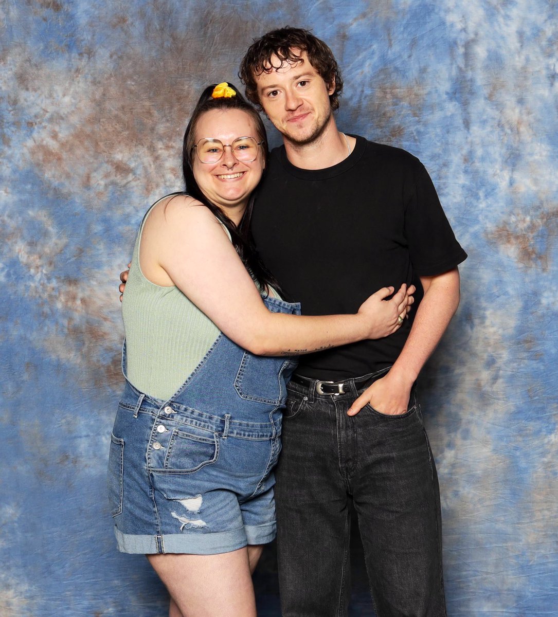 Joseph Quinn France on Twitter "📸 • Joseph Quinn en compagnie de fans