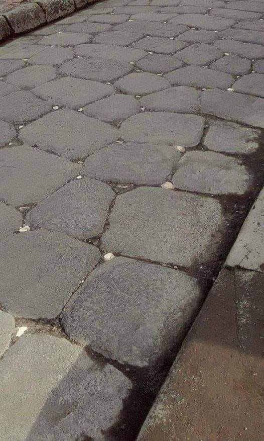 JamesLucasIT's tweet photo. In epoca romana gli "occhi di tigre" erano delle piccole pietre bianche che venivano poste tra le fessure del basolato: la luce della Luna le faceva risplendere contribuendo al traffico notturno proprio come i moderni riflettori stradali. In questa fotografia di Anna Sirge è possibile ammirare gli "occhi di tigre" di Via Marina a Pompei.