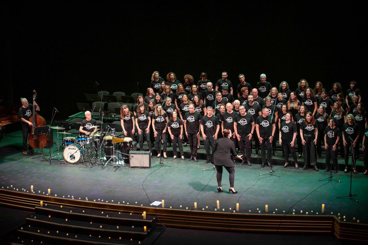 aytoalm's tweet photo. 🎶 El góspel ‘made in Almería’ llena de magia y buenas voces el Auditorio Maestro Padilla.
@clasijazz sigue explorando la riqueza musical de los almerienses, esta vez con un coro dirigido por Noemí Pérez y más de cien componentes. #MásCapitalMásAlmería🏴󠁧󠁢󠁥󠁮󠁧󠁿 https://t.co/bzD74H0gv5