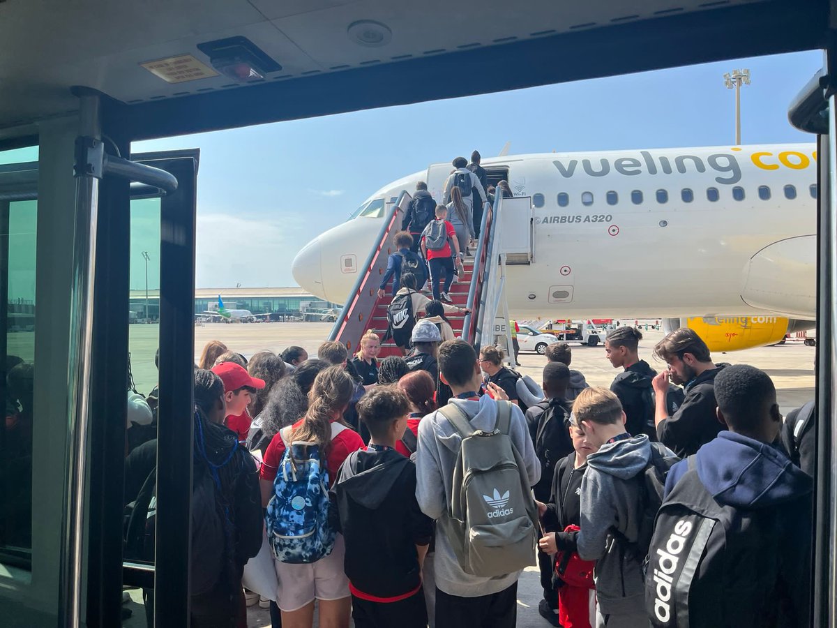 OPHS_PEDept's tweet photo. On our final morning, we had to deal with a flight cancellation and rushing to make a different flight by the skin of our teeth. The students were absolutely amazing that morning! https://t.co/rhkQEbs8I0