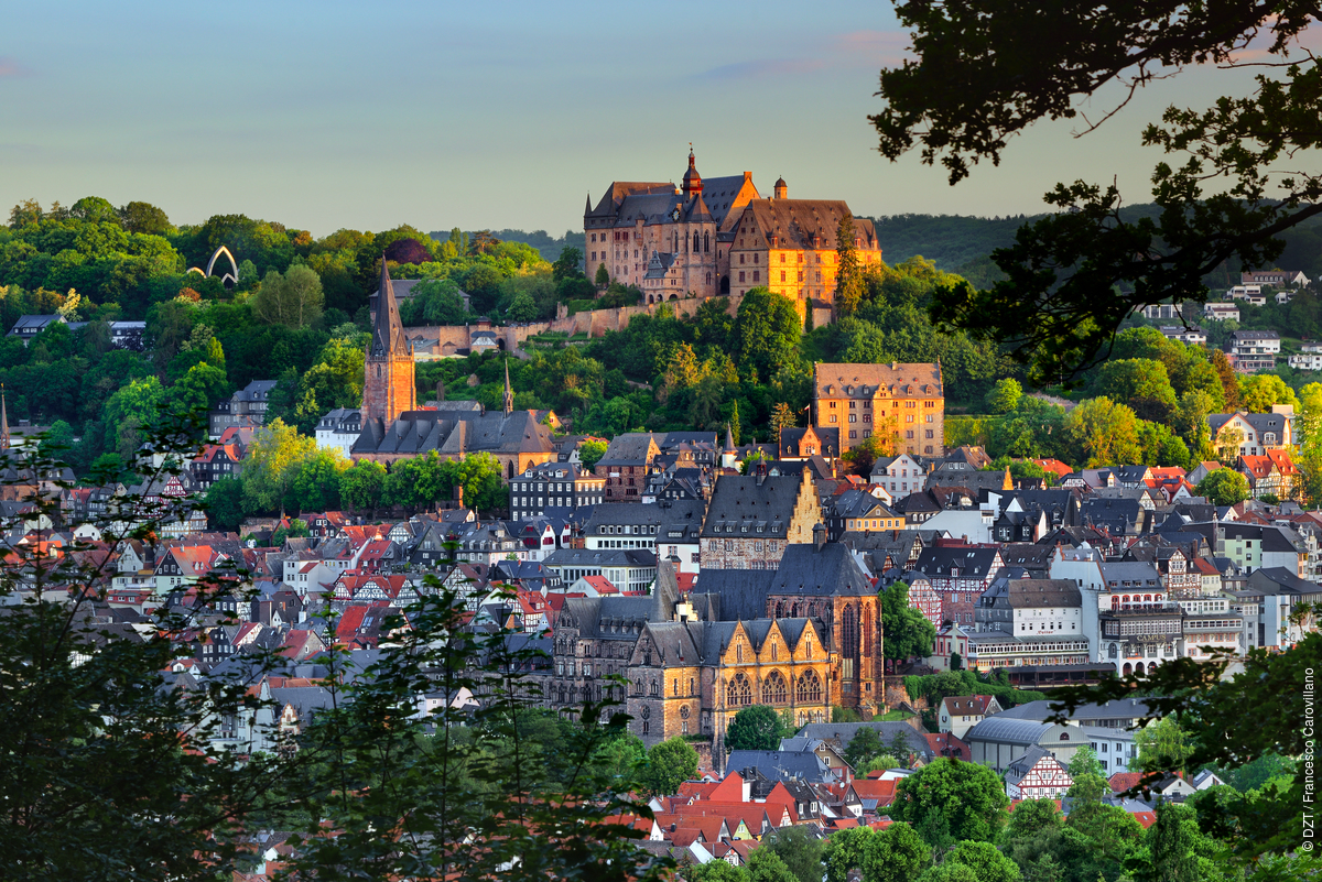 🏰 On a visit to the Museum for Cultural History at the Philipps University in Marburg, you don’t just get to see the exhibits, but also some of the fascinating rooms of Marburg Castle. The magnificent Fürstensaal is one of the most beautiful secular Gothic halls in Germany.