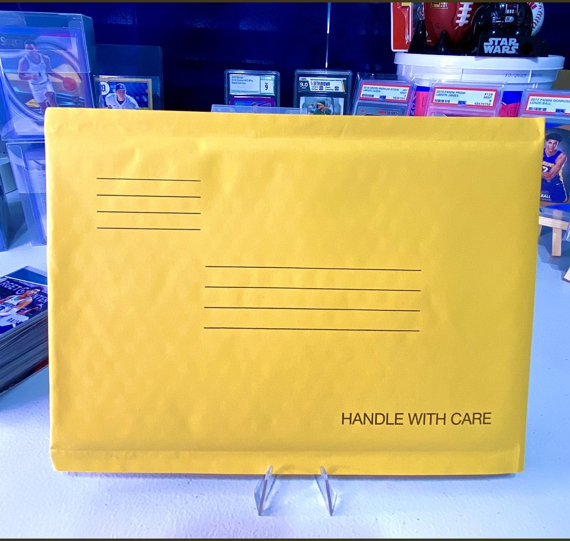 Free Mystery Card Care Package Giveaway!🔥 #TheHobby 

This Mystery care package will contain the following ⬇️

1 Numbered Card 
10 #RatedRookie’s 
1 Graded PSA Slab 👀
Plus way more!!! 

Follow and Retweet to Enter!

Winner drawn 6/15 🗓️

#TheHobby #whodoyoucollect