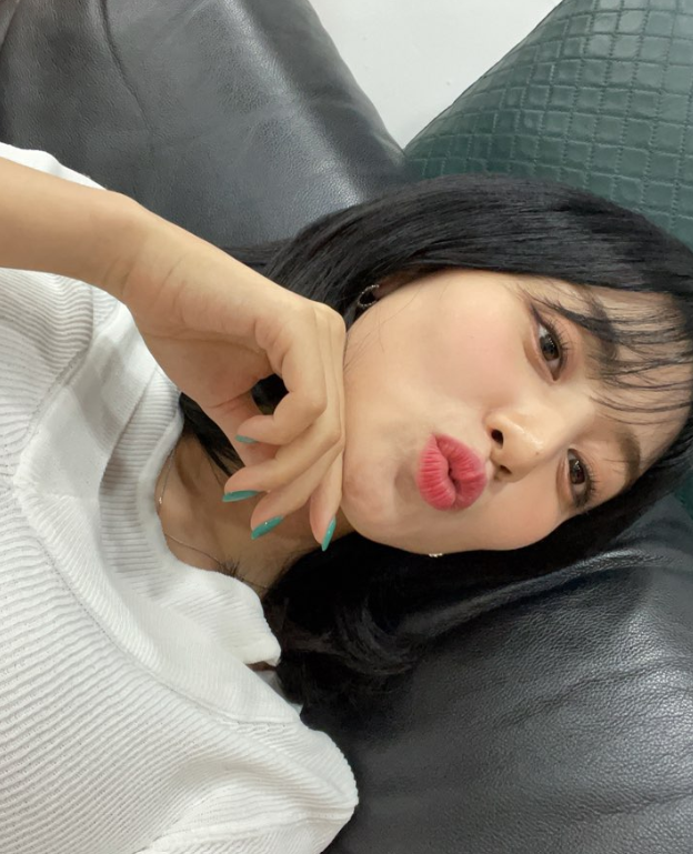 llldsunbae09's tweet photo. So I did a little backtracking and look what I found...
That's the only time Jihyo wore a similar looking turquoise colored nails

And you guys would not believe when this was taken😳

#KillinMeGood #JIHYO #TWICE @JYPETWICE https://t.co/X5i1G0iyh4