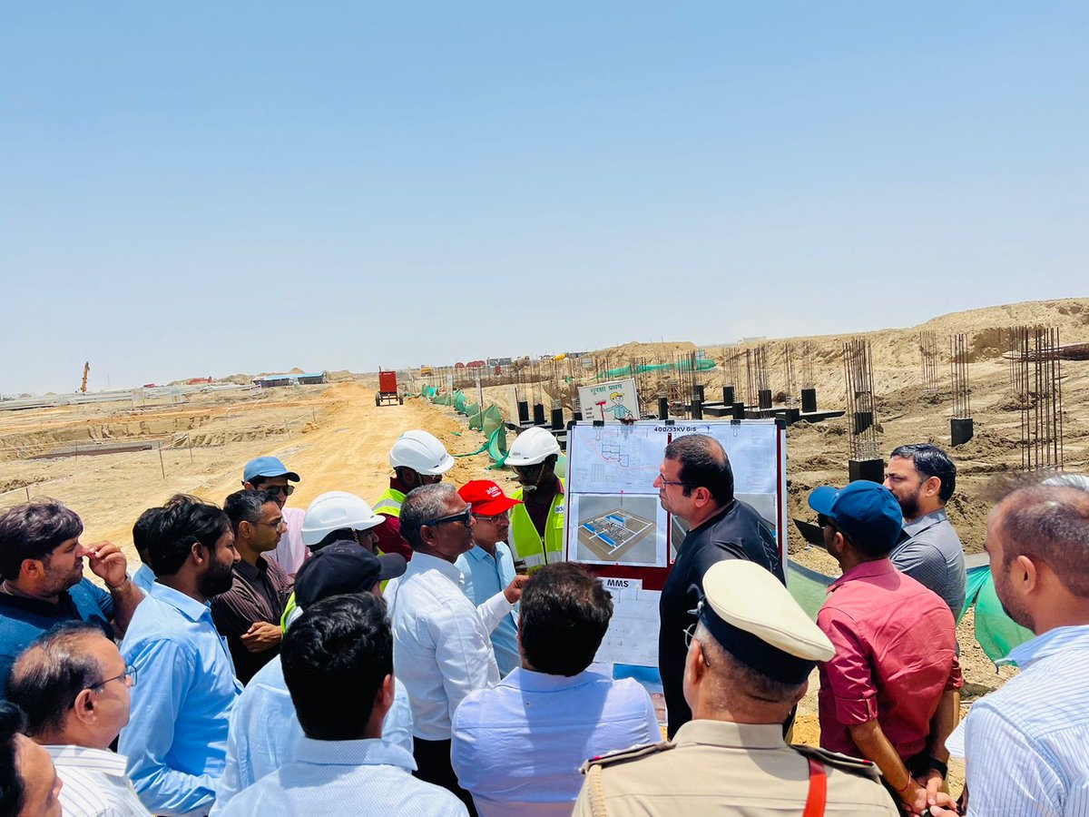 collectorkut's tweet photo. મોટા રણ વિસ્તારના રીન્યુએબલ એનર્જી પાર્કની DDOશ્રી, કમાન્ડરશ્રી BSF, SPશ્રી અને જોઈન્ટ એમ. ડી. PGVCL તથા સંલગ્ન અધિકારીશ્રીઓ અને પાર્ક ડેવલોપરો સાથે સ્થળ મુલાકાત લીધી અને માળખાકીય સુવિધાના પ્રશ્ન તથા અન્ય પ્રશ્નો બાબતે બેઠક યોજી અને જરૂરી સૂચનો આપ્યા. (1/2)
@CMOGuj @mnreindia https://t.co/duzrpyYTOK