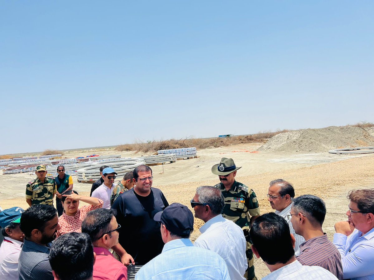 મોટા રણ વિસ્તારના રીન્યુએબલ એનર્જી પાર્કની DDOશ્રી, કમાન્ડરશ્રી BSF, SPશ્રી અને જોઈન્ટ એમ. ડી. PGVCL તથા સંલગ્ન અધિકારીશ્રીઓ અને પાર્ક ડેવલોપરો સાથે સ્થળ મુલાકાત લીધી અને માળખાકીય સુવિધાના પ્રશ્ન તથા અન્ય પ્રશ્નો બાબતે બેઠક યોજી અને જરૂરી સૂચનો આપ્યા. (1/2)
<a href="/CMOGuj/">CMO Gujarat</a> <a href="/mnreindia/">Ministry of New and Renewable Energy (MNRE)</a>