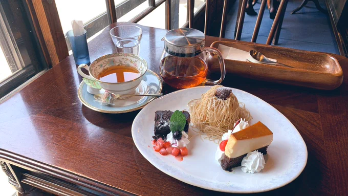 刀の教科書展 で整理券の番号の順番まで待ってる間に行ったポワッソンブルーカフェ 周りの店舗さんも古民家や蔵を改築したような造りで素敵なエリアでした 何故か外では近侍曲メドレーが流れてた