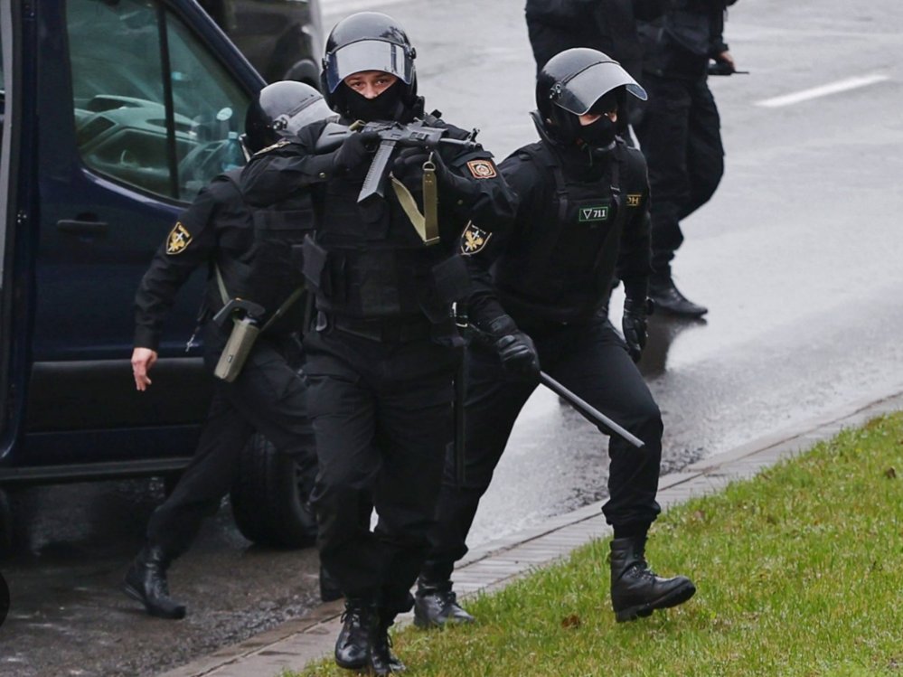 house_for_all's tweet photo. @holodmedia Запугали народ, но это и не удивительно. В Украине у Путина 400 тысяч солдат против прекрасно вооруженных ВСУ. Внутри РФ более миллиона полицаев, солдат и бойцов секретных служб против безоружных россиян. https://t.co/87zLs63Fug