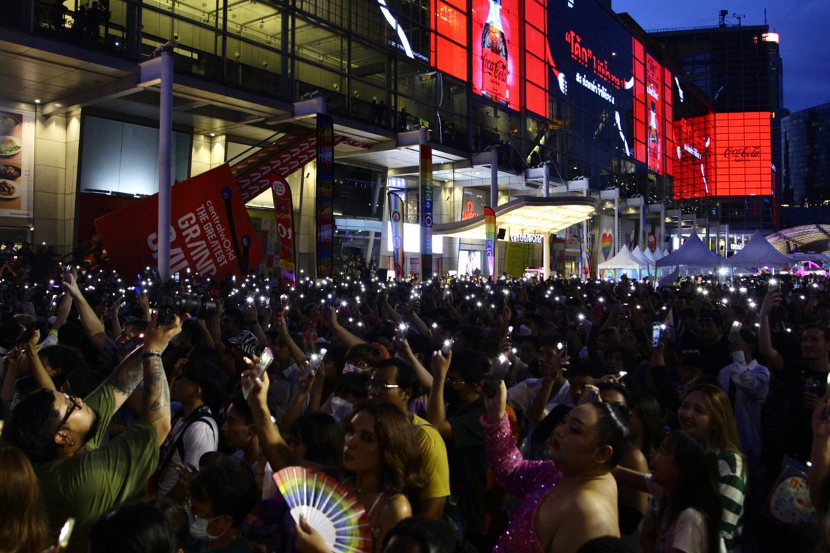 ยิ่งมืดยิ่งคึกคัก คนเยอะมาก แต่ละโชว์คือปังมาก ขนลุก  
#BangkokPrideCTW #PrideForAll