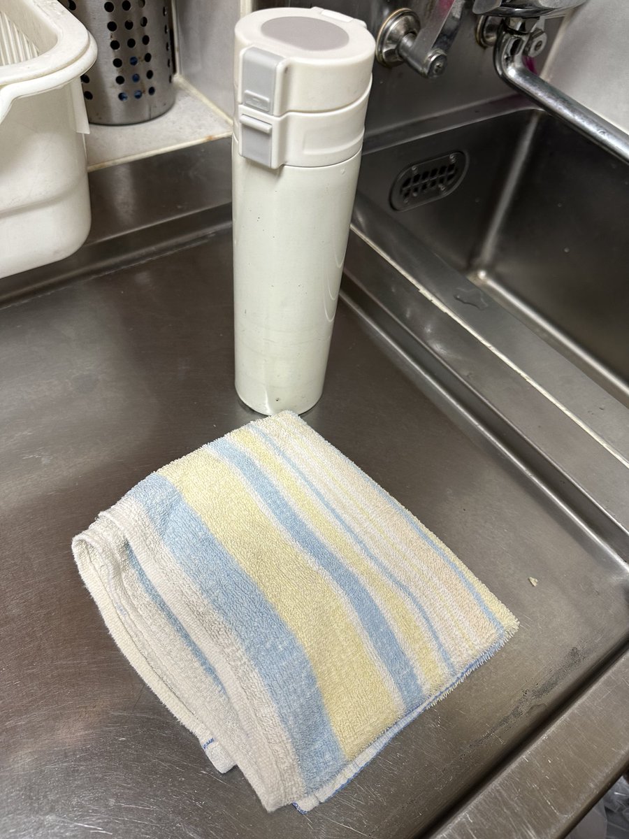 kappa6690's tweet photo. 【かっぱ忘れ物速報】
６月３日(土)にご来店のお客様
水筒とタオルの忘れ物がございました。
お心当たりのある方は串かつ河童までご連絡ください。 https://t.co/U5mza4E2kQ