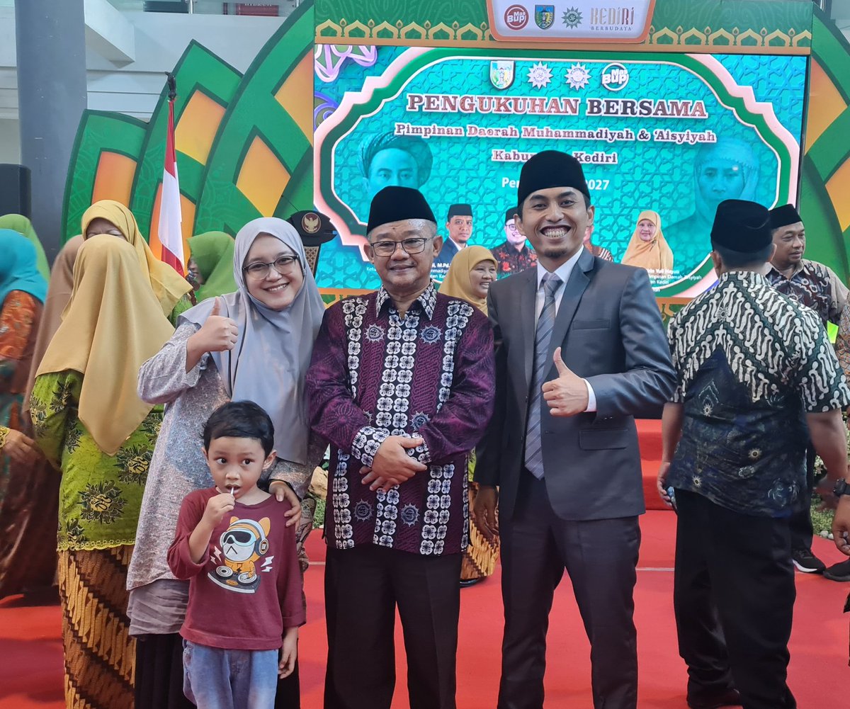 afwanalasgaf's tweet photo. Izin Prof @Abe_Mukti, sengaja pakai Jas, biar sedikit nambah kadar kegantengan PDM yang baru, biar tidak kami sendiri yang terlihat ganteng hehehe, kalau pakai jas yang senior pun semakin ganteng dan gagah.

Maturnuwun atas kehadirannya di Kediri prof. https://t.co/i016K1GLNL