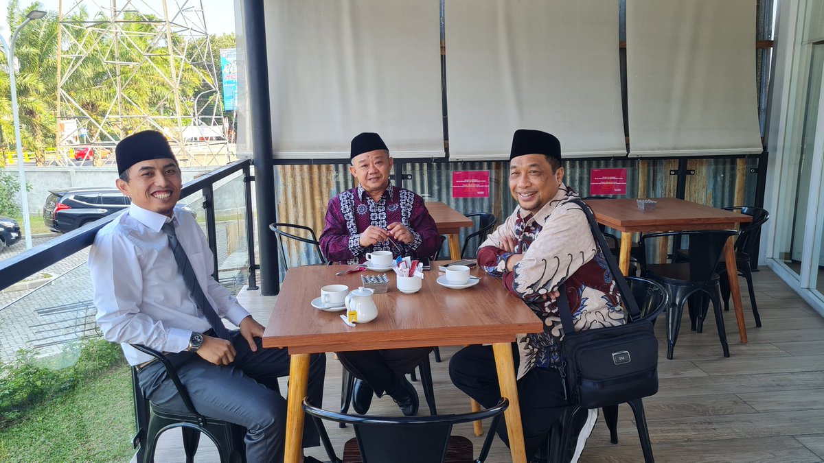 afwanalasgaf's tweet photo. Izin Prof @Abe_Mukti, sengaja pakai Jas, biar sedikit nambah kadar kegantengan PDM yang baru, biar tidak kami sendiri yang terlihat ganteng hehehe, kalau pakai jas yang senior pun semakin ganteng dan gagah.

Maturnuwun atas kehadirannya di Kediri prof. https://t.co/i016K1GLNL