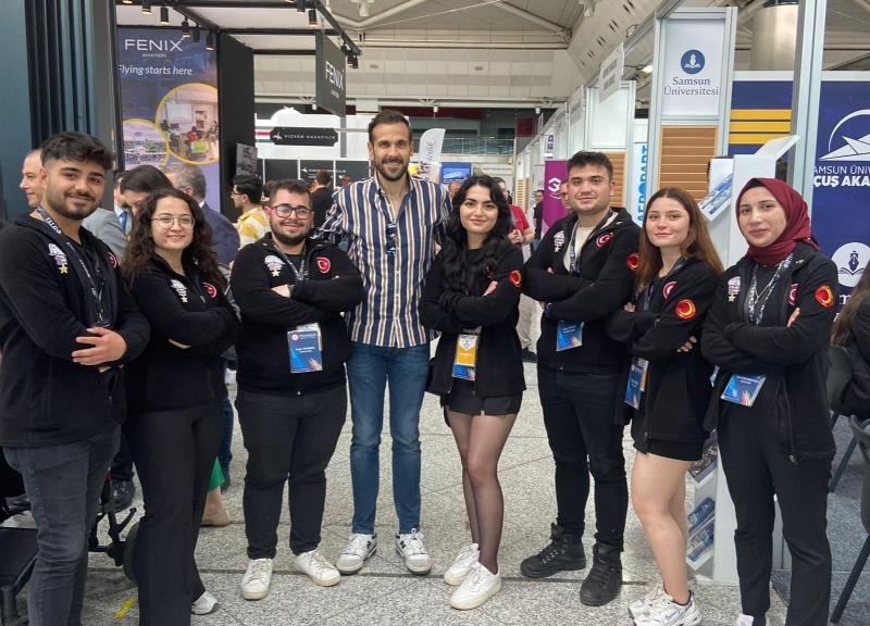 Kastamonu Üni̇versi̇tesi̇ Si̇vi̇l Havacılık Yüksekokulu Öğrenci̇leri̇, Ifte 2023De Yer Aldı 
Kastamonu Üniversitesi Sivil Havacılık Yüksekokulu öğrencileri, IFTE 2023 fuarına katıldı.Kastamonu Üniversitesi Sivil Havacılık Yüksekokulu öğrencileri, sektörde hizmet veren kurum v...