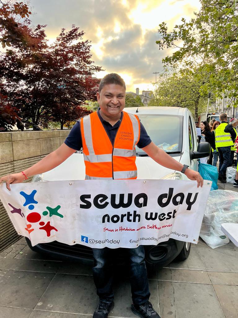 Thursday 1 June 23  

@sewaday Day NorthWest team served veg.hotmeals to homeless & vulnerable people at Piccadilly gardens along with @treats_street . Huge thanks to sponsors & volunteers.
#Sewa 
#Manchester 
#homelessness 
@MayorofGM
@iglobal_news
@4EVERManchester 
@ShelterGM