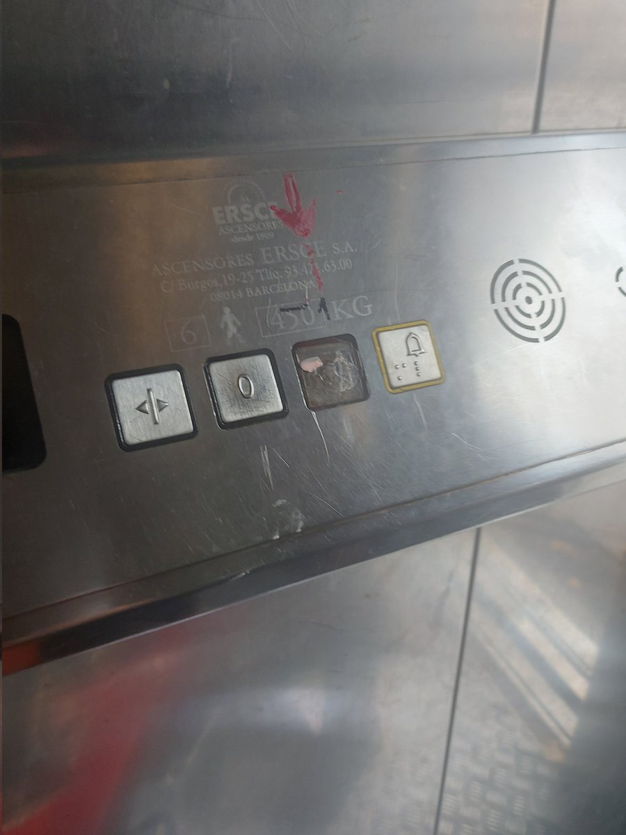 Mireu la brutícia @TMBinfo i @FGC quina bruticia i degradació d'aquest ascensor de Plaça Catalunya....
