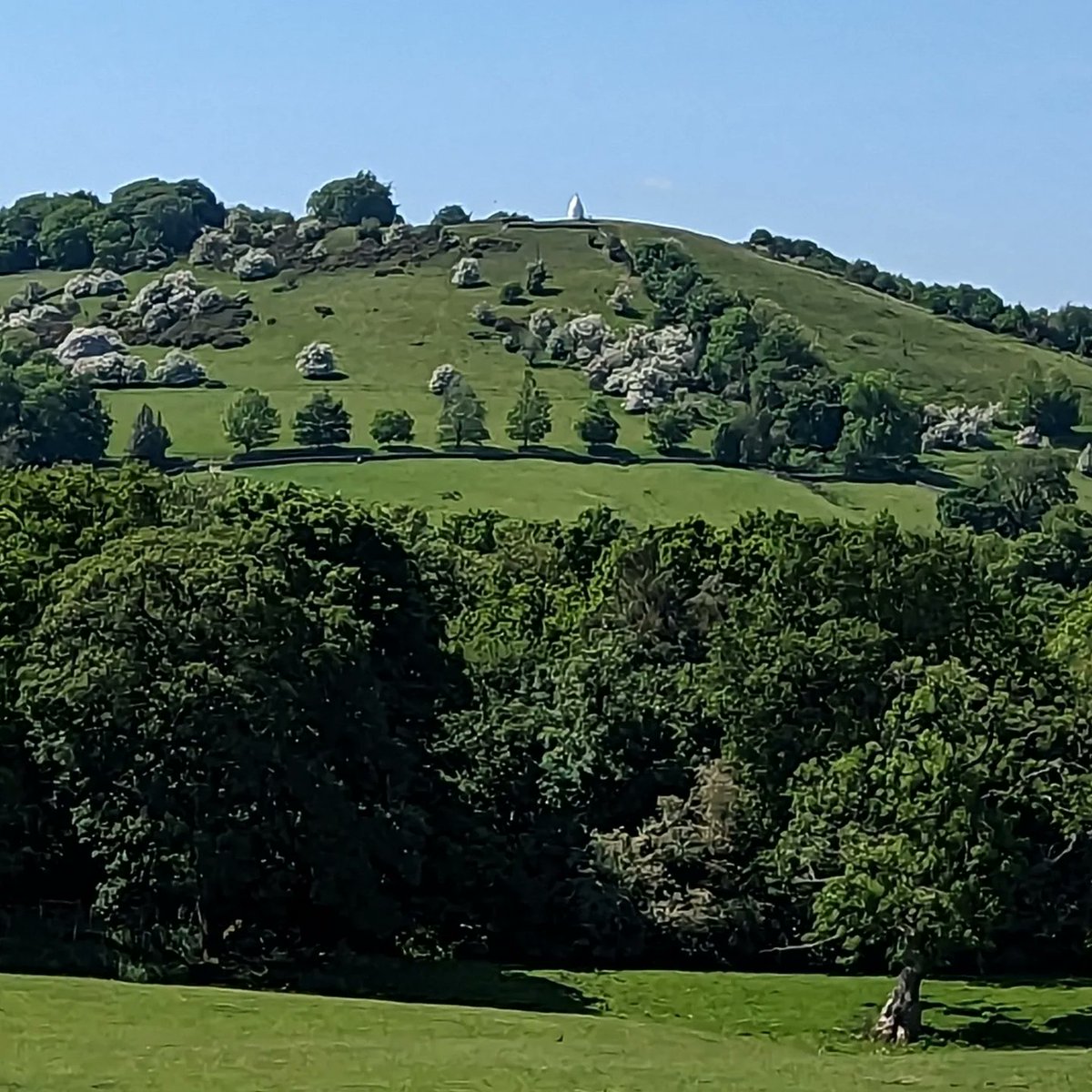 DuksCC's tweet photo. Another excellent @DuksCC ride this time to Farm Made Tearooms at #Rainow, with Jane and Paul Nyland, Danny and Emidio. The cafe is in a glorious setting, near the bottom of #BlazeHill. And you get the chance to see #WhiteNancy . https://t.co/bICobV55cU