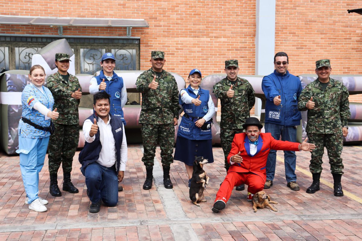 mindefensa's tweet photo. Desde la localidad de Bosa Recreo en #Bogotá, se desarrolló el primer día de la Jornada de Apoyo al Desarrollo en coordinación con la @FIMLM, que benefició a más de 500 personas con atención en salud gratuita y actividades por parte de nuestros soldados del @COL_EJERCITO. https://t.co/Eww9lCdVLx