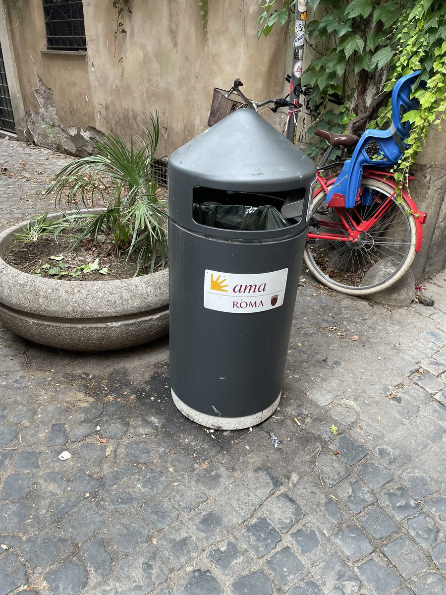 Dopo il mio post sul degrado del centro storico a Roma, qualcosa è successo! Cassonetti rifiuti nuovi arrivati. Followers romani potete anche voi postare se ne vedete dalle vostre parti? Comincio a montarmi la testa. #Romasonoio 👍🌳