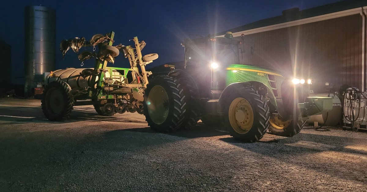 blaramie4955's tweet photo. #JD8330 #FarmKing #SideDress #UAN28% π½π½ McGregor, ON π¨π¦π¨π¦ https://t.co/EazGwLBQHu
