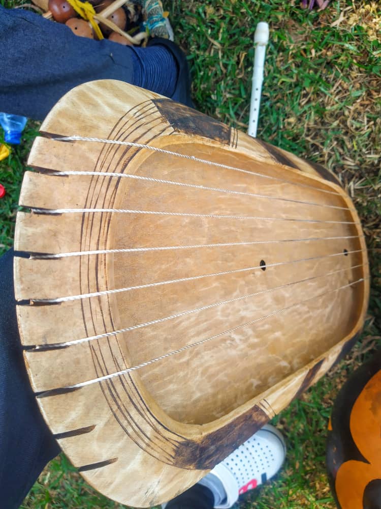 KakyaraP's tweet photo. Here at nkore place enjoying, seeing some musical intrustments for the first time in my life , thanks to @Amity_Realtors for promoting culture.
#rethinkingculture
#Enkondo https://t.co/Ce699ElJoA