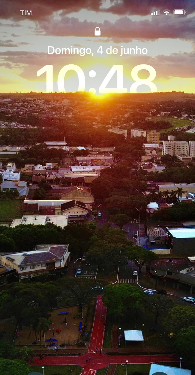 mechamofefe's tweet photo. 7 anos de azar pra quem passar por esse tweet sem deixar a tela de bloqueio!

porra as vezes o pai deita no drone https://t.co/URrPXxBpr4