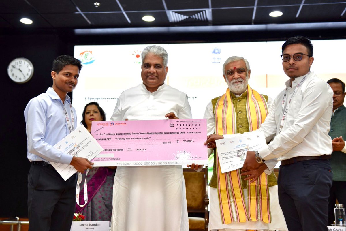 On the eve of #WorldEnvironmentDay, distributed prizes under the #MissionLiFE initiative to the winners of Trash to Treasure Hackathon, Youth Conclave and Dharti Kare Pukaar nukkad natak along with Inter-School Painting Competition organised by CPCB, IIFM, and NMNH respectively.