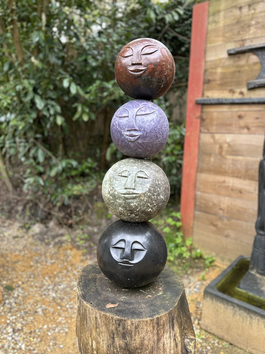 Faces of the World by our resident artist, Biggie Chikodzi ✨

#shona #woodlandwalk #nature #Zimbabwe #surrey
thesculpturepark.com/faces-of-the-w…