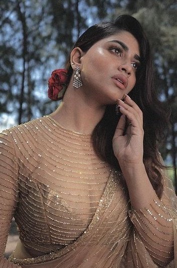 FxyHyhJagAAL7go?format=jpg&name=small