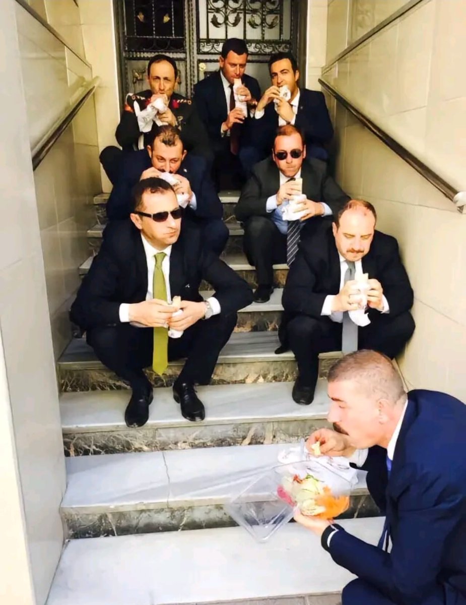 Adam sanki bakan değil, 
koruma ekibinden gibi takıldı. 😄

Çıtayı çok yükselttiler çok...