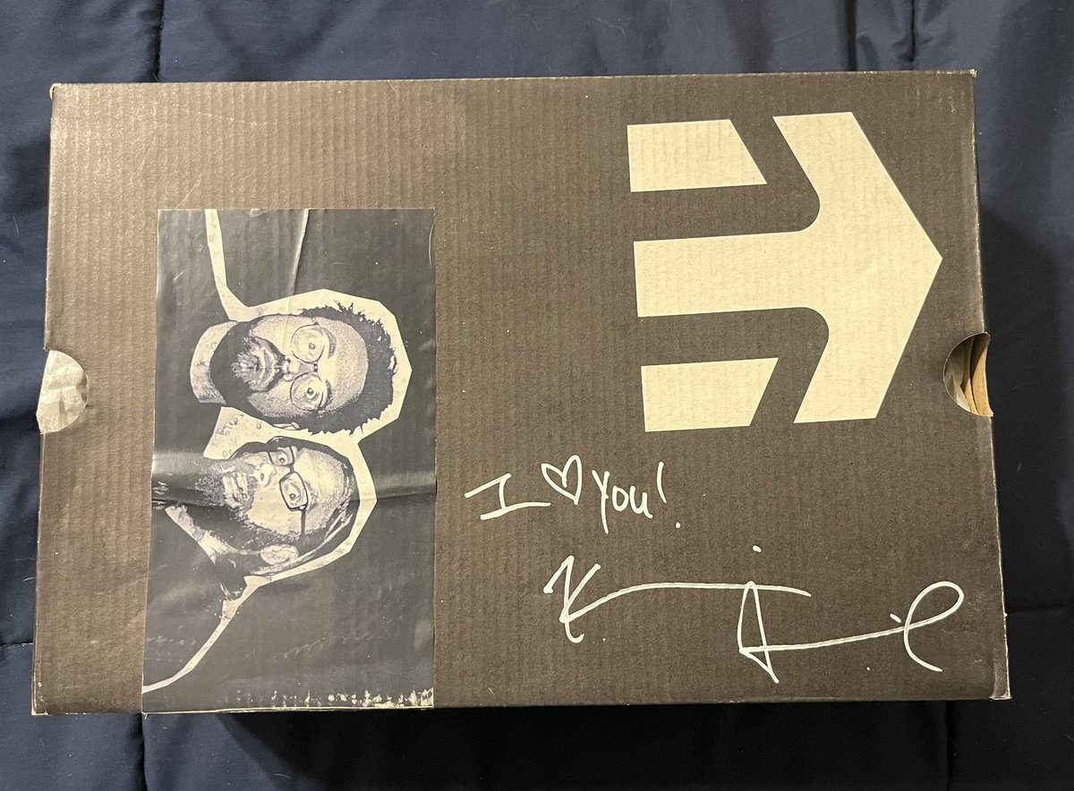 JamesTBonk's tweet image. Last week at @SmodCinemas  auction @righteousdinero grabbed me an early Bday gift from @ThatKevinSmith #smodcast #smeakers #etnies #forgeticus #ScottMosier size 10.5 I know a guy that has another pair available in a size 9 🤔