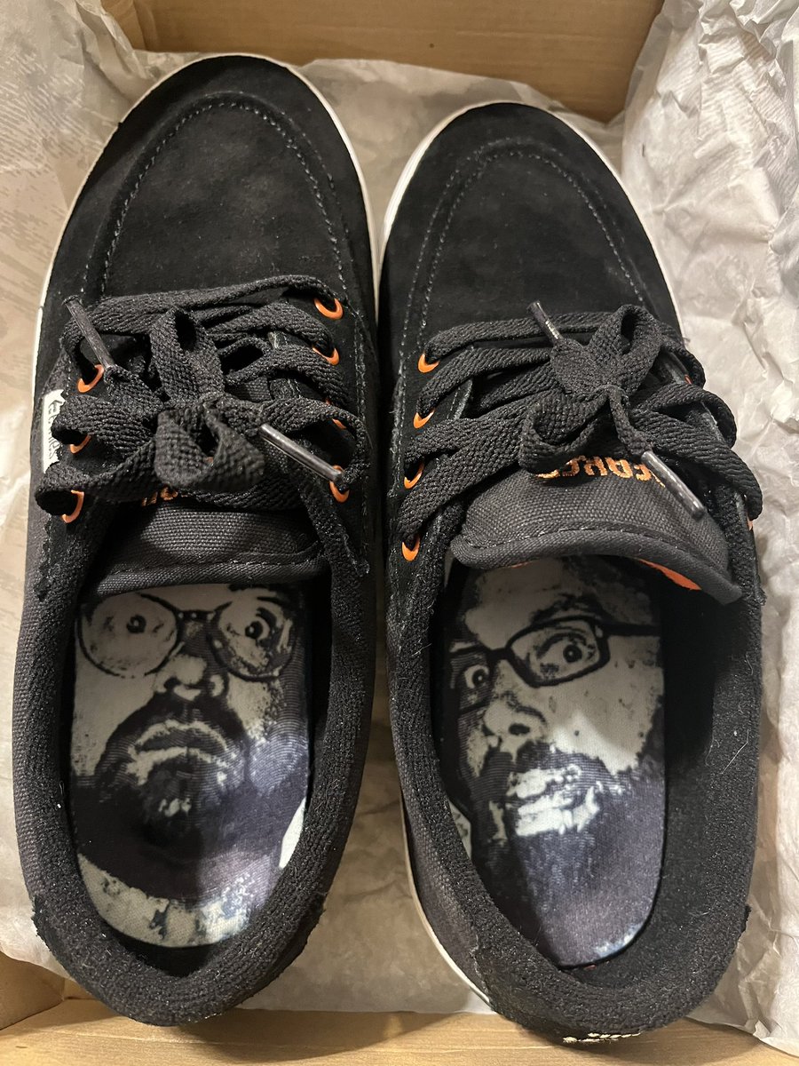 JamesTBonk's tweet image. Last week at @SmodCinemas  auction @righteousdinero grabbed me an early Bday gift from @ThatKevinSmith #smodcast #smeakers #etnies #forgeticus #ScottMosier size 10.5 I know a guy that has another pair available in a size 9 🤔