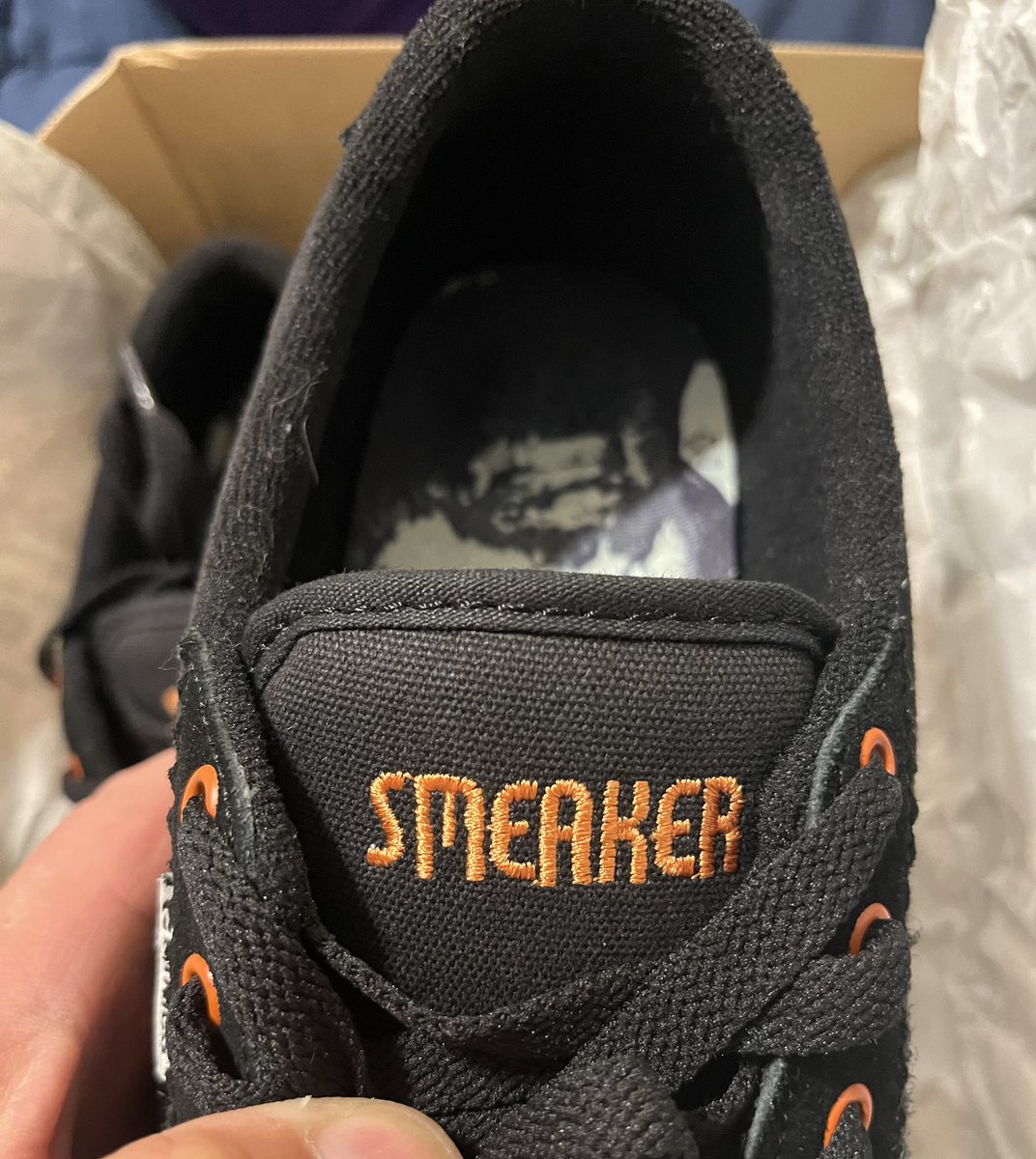 JamesTBonk's tweet image. Last week at @SmodCinemas  auction @righteousdinero grabbed me an early Bday gift from @ThatKevinSmith #smodcast #smeakers #etnies #forgeticus #ScottMosier size 10.5 I know a guy that has another pair available in a size 9 🤔