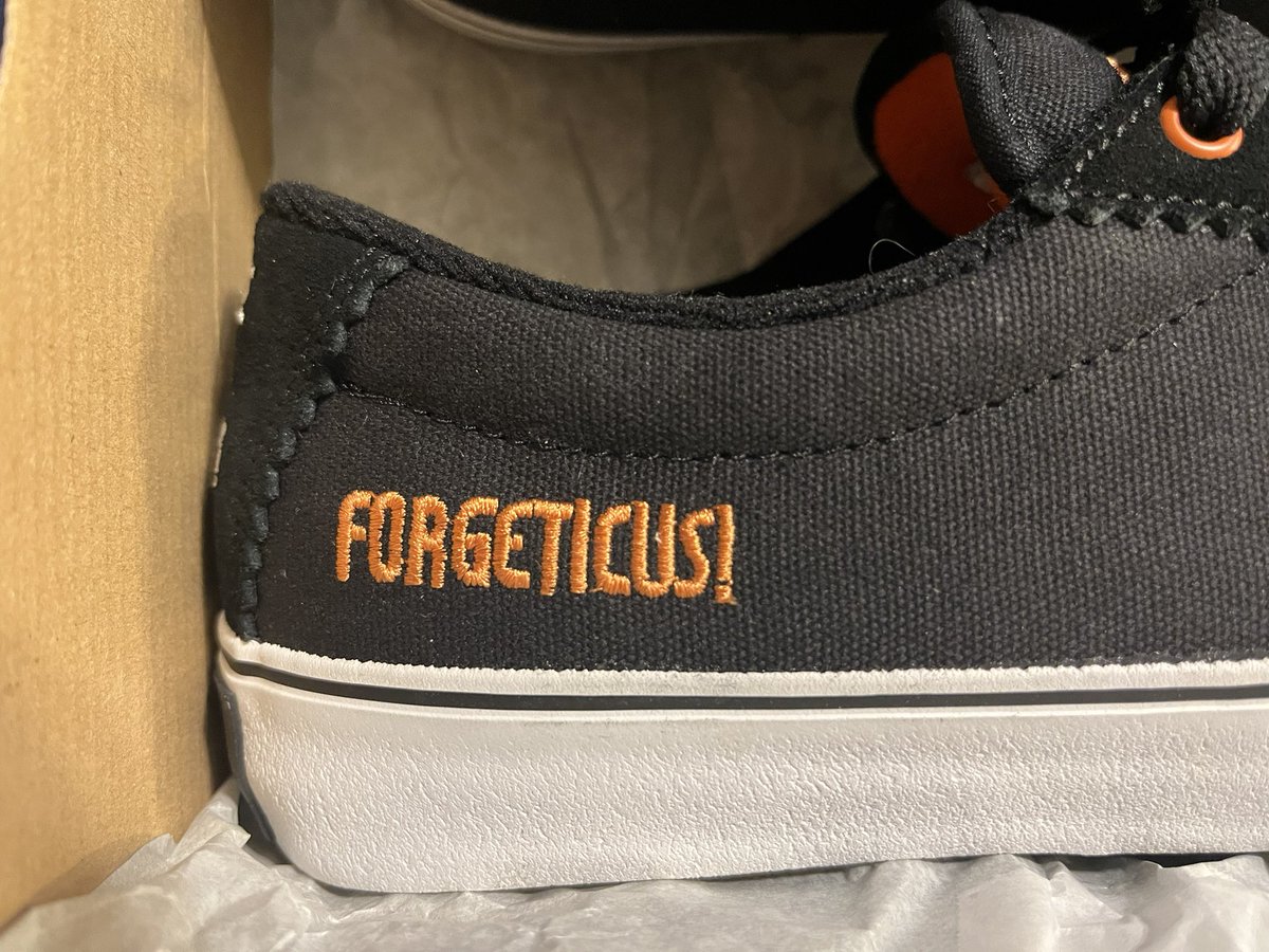 JamesTBonk's tweet image. Last week at @SmodCinemas  auction @righteousdinero grabbed me an early Bday gift from @ThatKevinSmith #smodcast #smeakers #etnies #forgeticus #ScottMosier size 10.5 I know a guy that has another pair available in a size 9 🤔
