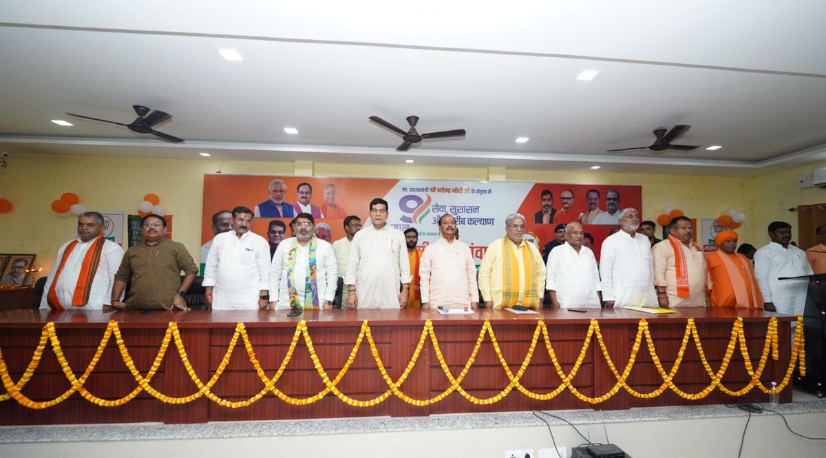 aksharmaBharat's tweet image. प्रधानमंत्री माननीय श्री नरेन्द्र मोदी जी के नेतृत्व में सेवा, सुशासन और गरीब कल्याण के 9 वर्ष पूर्ण होने के उपलक्ष्य में सिद्धार्थ नगर जिले के प्रभारी मंत्री के रूप में प्रेसवार्ता में शामिल हुआ।

सभी के सहयोग, स्नेह और समर्थन के लिए धन्यवाद

#HumaraUP #TripleEngine @BJP4India…