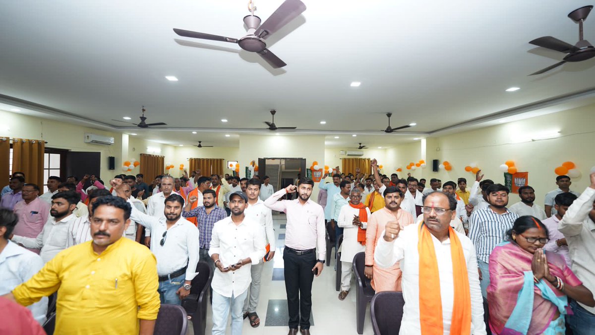 aksharmaBharat's tweet image. प्रधानमंत्री माननीय श्री नरेन्द्र मोदी जी के नेतृत्व में सेवा, सुशासन और गरीब कल्याण के 9 वर्ष पूर्ण होने के उपलक्ष्य में सिद्धार्थ नगर जिले के प्रभारी मंत्री के रूप में प्रेसवार्ता में शामिल हुआ।

सभी के सहयोग, स्नेह और समर्थन के लिए धन्यवाद

#HumaraUP #TripleEngine @BJP4India…