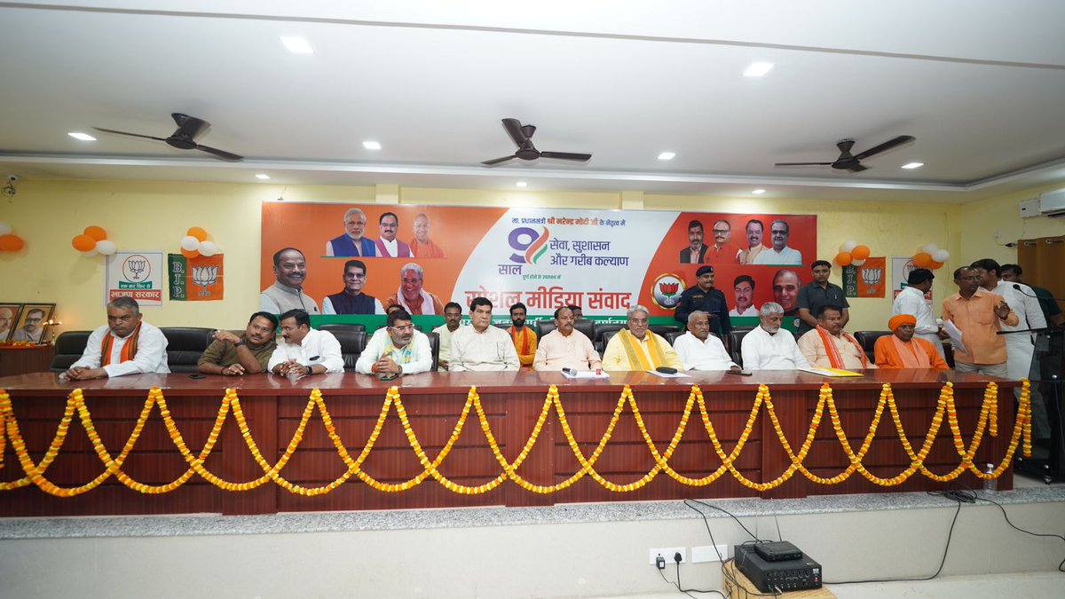 aksharmaBharat's tweet image. प्रधानमंत्री माननीय श्री नरेन्द्र मोदी जी के नेतृत्व में सेवा, सुशासन और गरीब कल्याण के 9 वर्ष पूर्ण होने के उपलक्ष्य में सिद्धार्थ नगर जिले के प्रभारी मंत्री के रूप में प्रेसवार्ता में शामिल हुआ।

सभी के सहयोग, स्नेह और समर्थन के लिए धन्यवाद

#HumaraUP #TripleEngine @BJP4India…