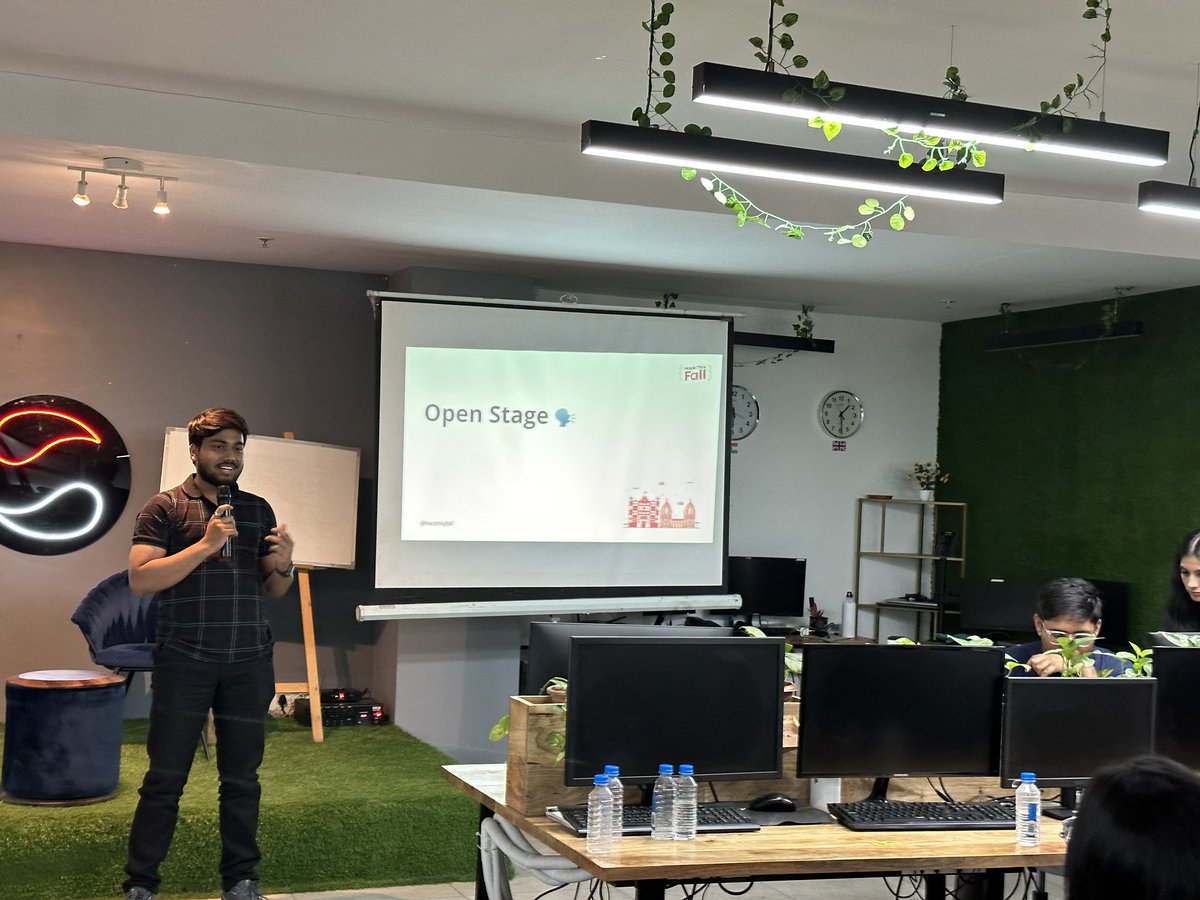 hackthisfall's tweet image. Open Stage has always been a gateway for our community members to share their heart out! 🧡

#HTFIndore #HackThisFall #HTFMeetups ✨