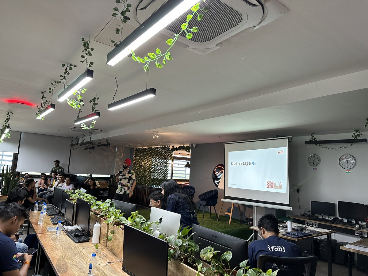 hackthisfall's tweet image. Open Stage has always been a gateway for our community members to share their heart out! 🧡

#HTFIndore #HackThisFall #HTFMeetups ✨