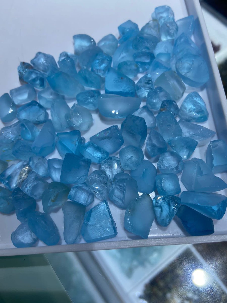 folkertreasure's tweet photo. Beautiful facet grade blue topaz available 
Total weight :- 1790 grams 
Sizes :- 1gram up to 3gram 
Minimum order :- 200 grams

#topaz  #bluetopaz  #roughtopaz  #crystals #gemstones #gemology #crystalgems #facetgradegems  #facetstones #roughstone #facetqualitygems #rocksmineral https://t.co/abtBiLD2yl