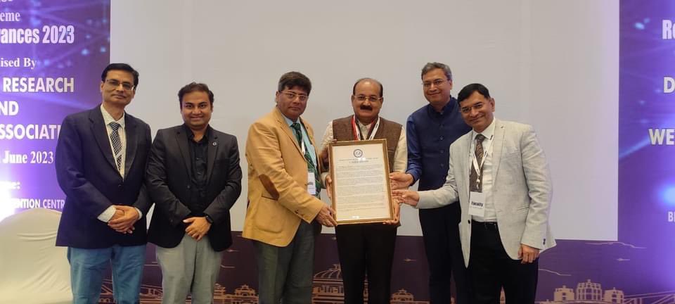 dramitaol's tweet photo. "Just delivered a lecture at Bishwa Bangla Convention Centre in Kolkata on improving patient health during the climate crisis. Together, let's tackle climate challenges for better healthcare. #ClimateHealth #ACPIndiaChapter
@acpindia1 @Rssdi_official @Dtech_official https://t.co/qcgyKTtB3S