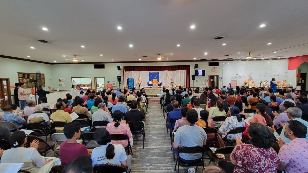 North Carolina program got off to a huge start. More than 300 people attended the Life Transformation Program and the spiritual discourse. If you are nearby, then do attend. Details @ jkyog.org/upcoming_events
#SwamiMukundananda #NorthCarolina