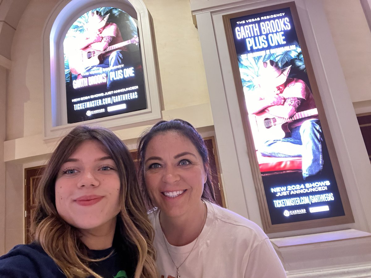 Jennife30206465's tweet photo. #askGarth Last night was the best night ever! No offense Garth but Mrs.Yearwood stole the show and I cried but who doesn’t when you see @trishayearwood My ask Garth is what song are you most excited to get to sing or cover with Trisha Also I got to meet @BryanMMoore sweetest guy! https://t.co/wd64hbuaSl