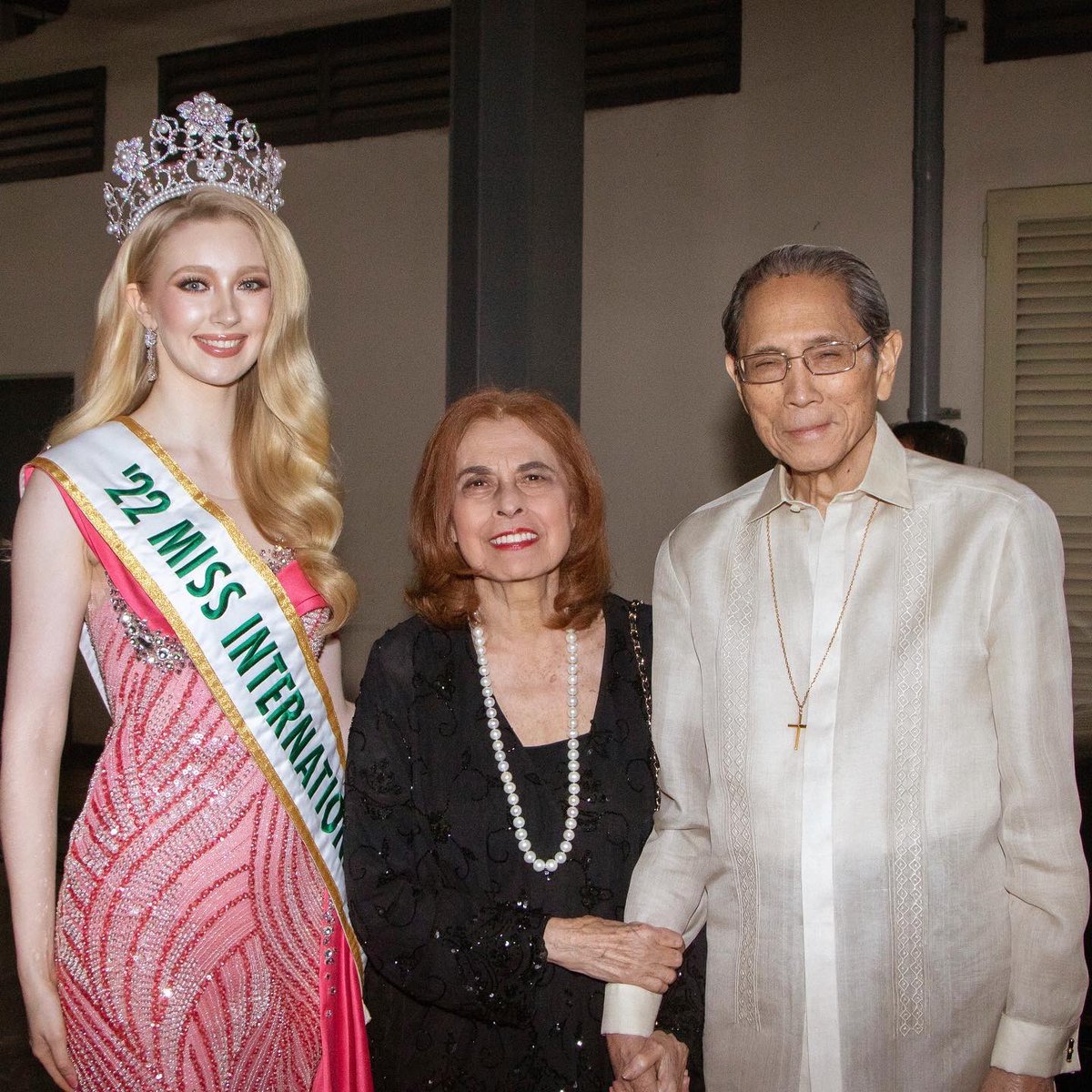 MissInterOrg's tweet photo. 𝐁𝐓𝐒 A visibly happy Madame Stella Araneta and her husband Mr. Jorge Araneta, were seen at the backstage of Araneta Coliseum in a candid display of greetings with Jasmin Selberg after the coronation night of Bb. Pilipinas 2023 held exactly last week in Cubao, Quezon City. https://t.co/CIJVvl6QB2