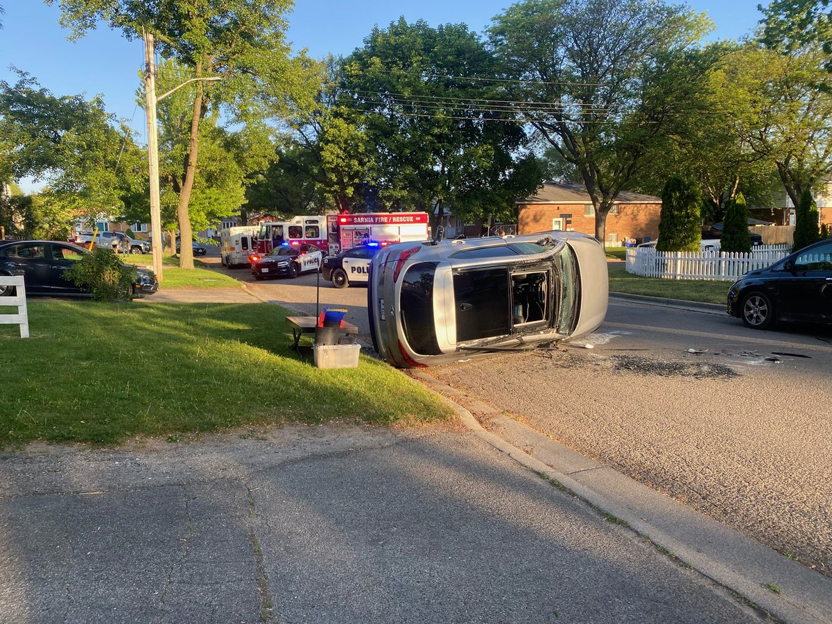 At approximately 630am, @SarniaPolice  attended the area of Assiniboine Circle for a vehicle rollover. There were no injuries and the driver was issued a ticket. #eyesontheroad JD^