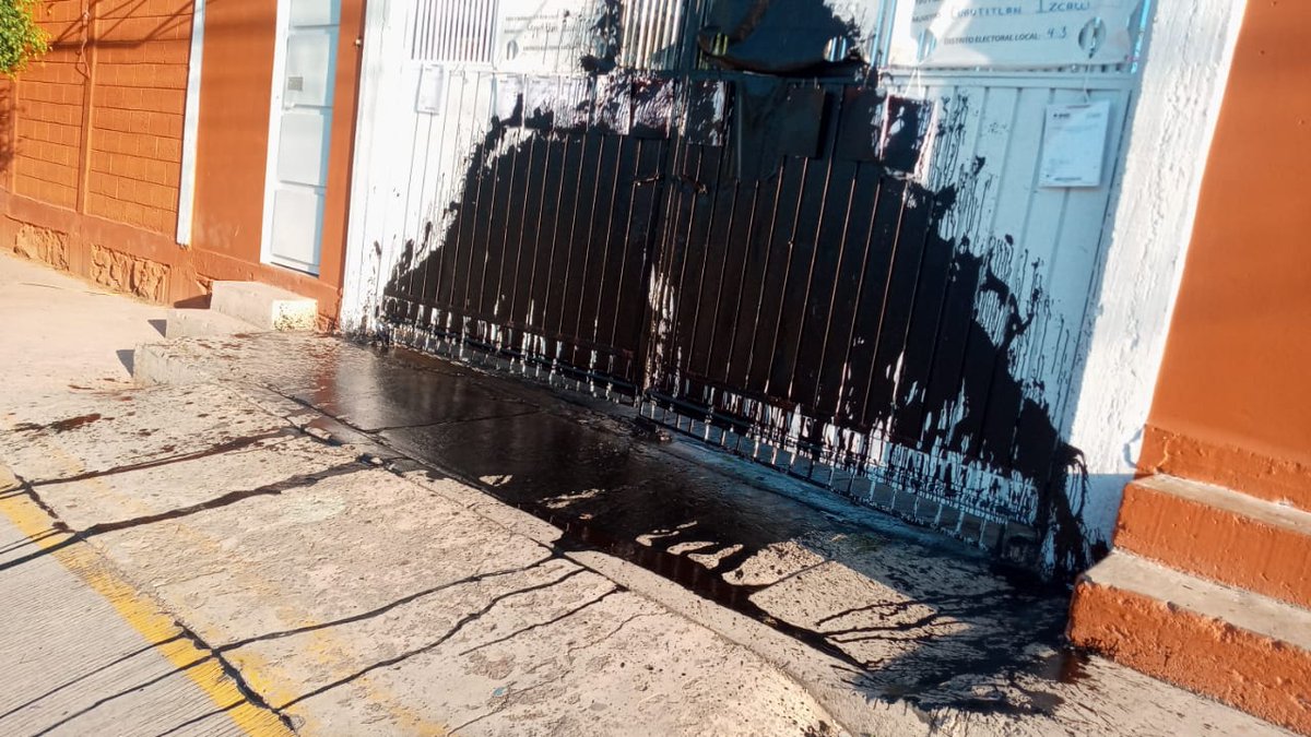 #EstadoDeMexico  en Cuautitlán Izcalli vandalizaron algunas casillas, alguien no está seguro de sus '20 puntos arriba' #CiudadanosVigilantes  @INEMexico  @SocCivilMx