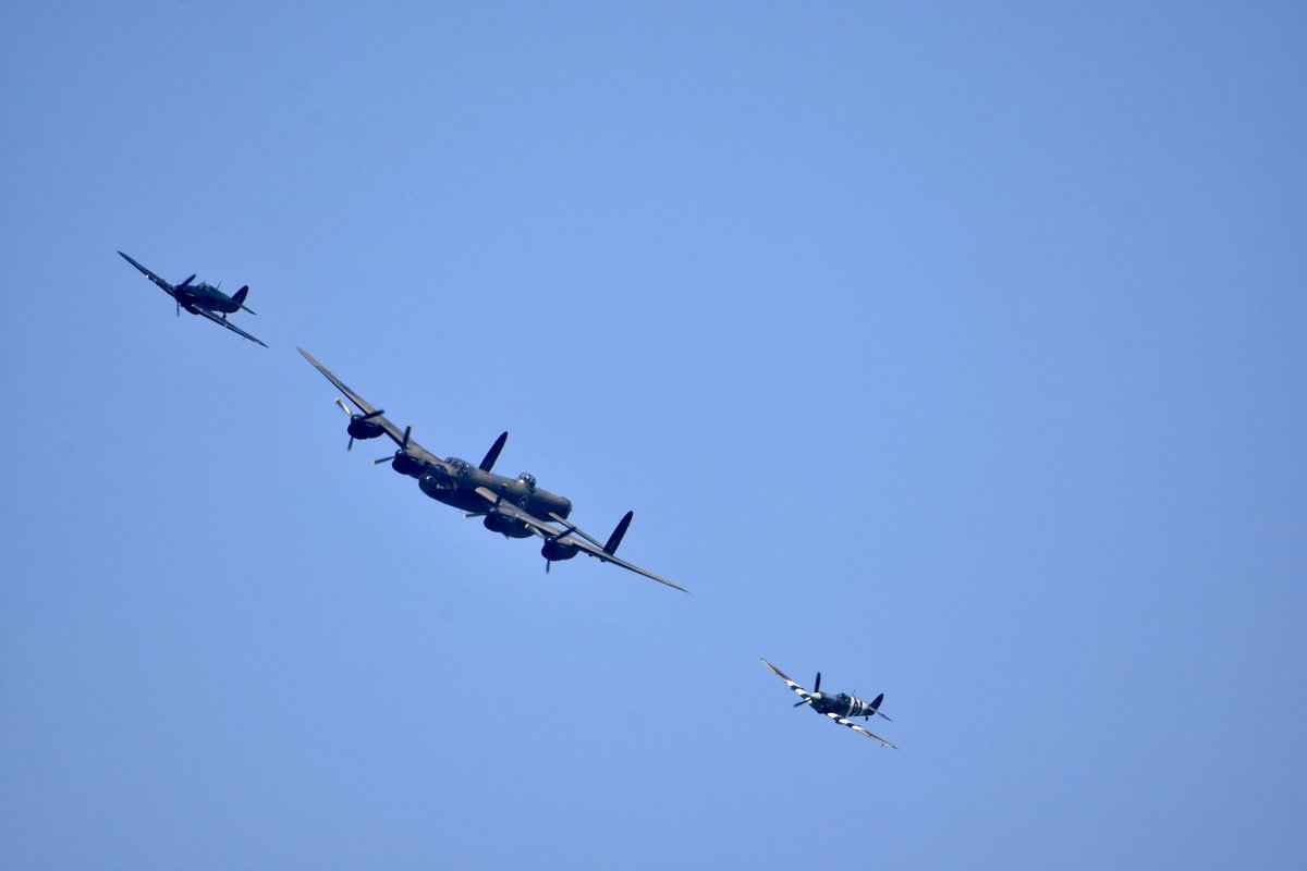 RAFBBMF's tweet photo. Did you enjoy the three-ship arrival at the start of todays display? 😍☀️✈️
#lancaster #spitfire #hurricane #arrival #threeship https://t.co/ssMZtYK7cN