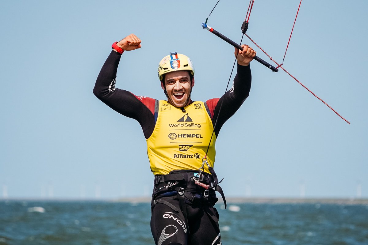 ⛵️| The winners of Formula Kite Men!

🥇 Axel Mazella 
🥈 Connor Bainbridge
🥉 Qibin Huang